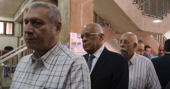 صور.. رئيس مجلس النواب يقف فى الطابور بالجامعة العمالية للإدلاء بصوته