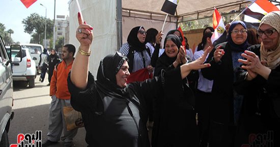 صور.. سيدات يرقصن على الأغانى الوطنية وأنشودة "قالوا ايه" أمام مدرسة بالهرم
