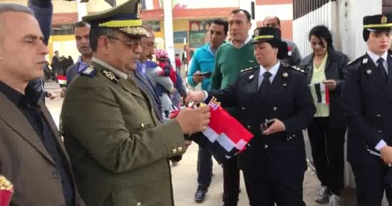 فيديو وصور.. أمن الغربية يوزع مياه وأعلام مصر وشيكولاته على الناخبين أمام اللجان