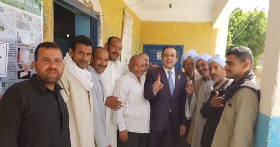 علاء عابد يدلى بصوته بانتخابات الرئاسة وسط مظاهرة حب وتأييد للرئيس.. صور