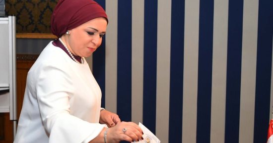 شاهد قرينة السيسى أثناء إدلائها بصوتها فى الانتخابات الرئاسية