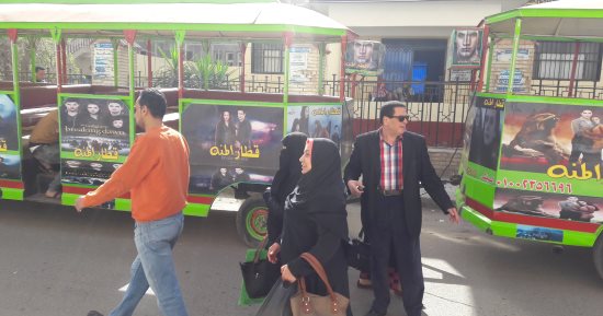 الطفطف ينقل ناخبى كفر الشيخ للجان على إيقاع الأغانى الوطنية (صور)
