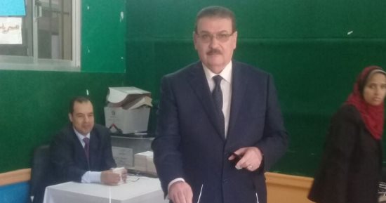 نقيب المهندسين يدلى بصوته بمدرسة الشهيد إبراهبم الرفاعى بالقاهرة الجديدة