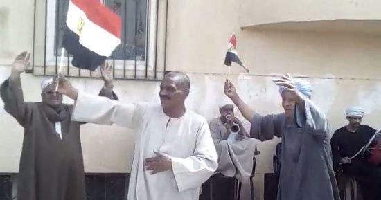 فيديو وصور.. أهالى الأقصر يرقصون على أنغام الأناشيد الوطنية بالانتخابات