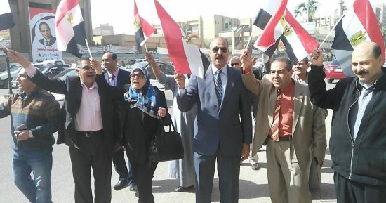 صور.. مواطنون يرفعون أعلام مصر ويهتفون "انزل شارك" ببولاق الدكرور 