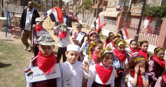 صور.. أطفال حضانة يزينون الانتخابات بأعلام مصر فى الشرقية