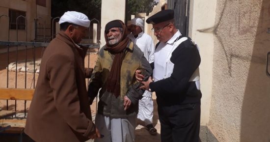 الشرطة فى خدمة الناخبين.. الداخلية تنقل كبار السن لمقار لجانهم