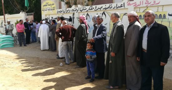 صور.. طوابير أمام لجان الانتخاب بالواحات.. وأيمن أبوالعلا: صفعة على وجه الإرهاب