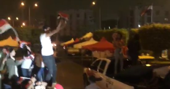 فيديو.. شباب وفتيات التجمع الخامس يحتفلون فى الميادين قبل انطلاق الانتخابات