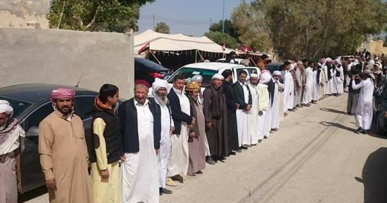 صور.. احتشاد المواطنين أمام مدرسة القصر الابتدائية بمرسى مطروح