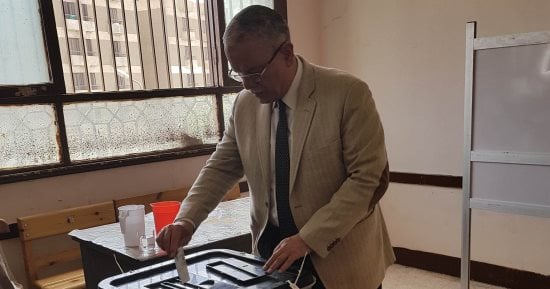 صور .. محافظ المنيا يدلى بصوته فى الانتخابات الرئاسية