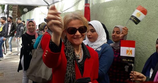 صور.. فايزة أبو النجا تقف فى طابور الانتخابات أمام لجنتها الانتخابية بالزمالك