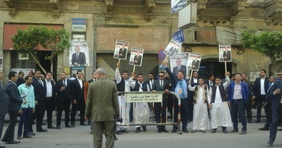 أنصار موسى مصطفى موسى يحتشدون أمام مقر "الغد" دعما لمرشح الحزب