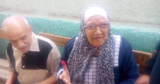 مسنة تدلى بصوتها على كرسى متحرك بمصر الجديدة: اللى لسه منزلش معندوش وطنية