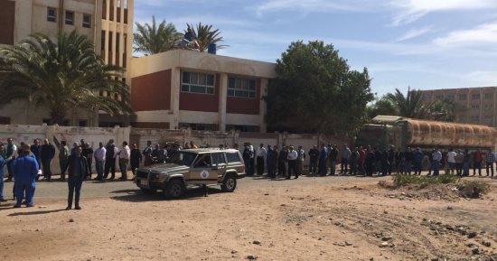 صور.. العاملون بحقول "البترول" بالصحراء الشرقية يدلون بأصواتهم فى الانتخابات
