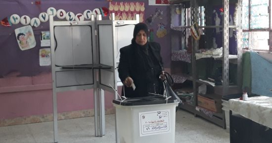 والدة الشهيد أحمد جمعة: "صوتى للسيسي عشان يرجع حقى ابنى"