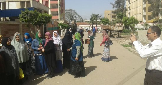 صور.. إقبال كبير لسيدات السنطة على لجان الانتخابات الرئاسية بالغربية