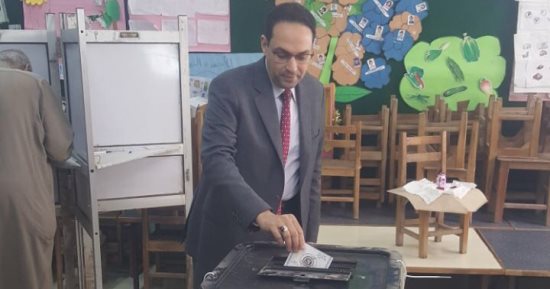 رئيس الجهاز المركزى للتنظيم والإدارة يدلى بصوته فى المعادى