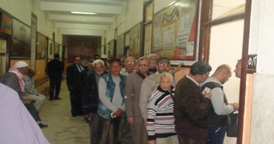 صور.. إقبال كبار السن وذوى الاحتياجات الخاصة على اللجان الانتخابية بدمياط
