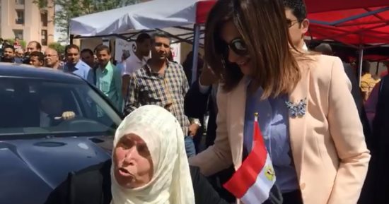 فيديو.. سيدة مسنة لوزيرة الهجرة: "نعيش أفضل عصر حتى لو الحاجة غالية"
