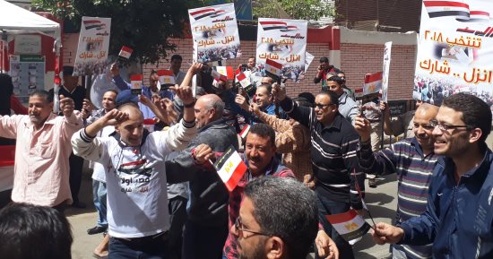 مسنة تلقى قصيدة شعر فى حب مصر أمام لجنة بالإسكندرية