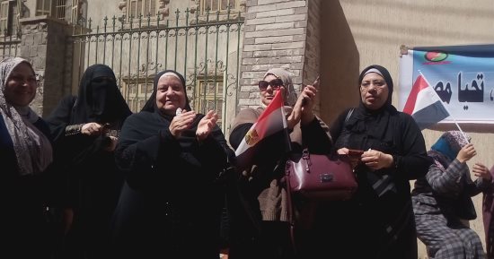 صور .. طوابير وإقبال للناخبين أمام المقار الانتخابية بالشرقية