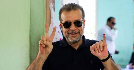 صور.. الفنان شريف منير يدلى بصوته فى انتخابات الرئاسة بلجنة على الجارم بالمنيل
