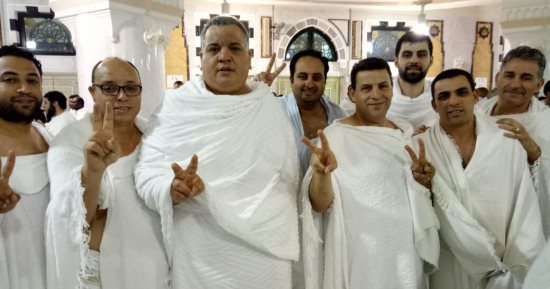 صور .. ناشرون فى معرض الرياض للكتاب يؤدون العمرة ويدعون لمصر