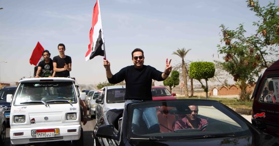 حكيم يقود زفة انتخابية لتشجيع المواطنين على المشاركة بالانتخابات (صور وفيديو)