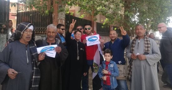 صور.. مستقبل وطن يساهم فى نقل الناخبين لمقرات اللجان بأسيوط