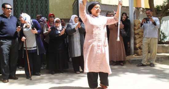 صور.. سيدات يطلقن الزغاريد بلجان العجوزة على أنغام "قالوا أيه" ويرددون: تحيا مصر