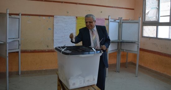 صور .. نائب رئيس جامعة الفيوم يدلى بصوته فى الانتخابات الرئاسية