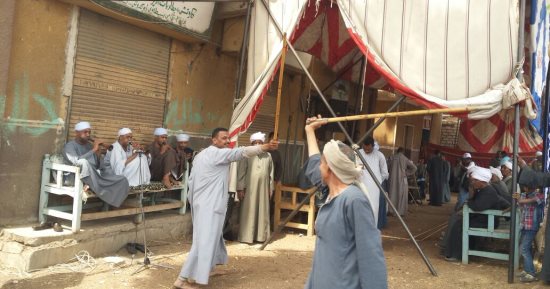 صور.. مزمار بلدى ووصلات تحطيب أمام لجان قرى المطاعنة بإسنا 