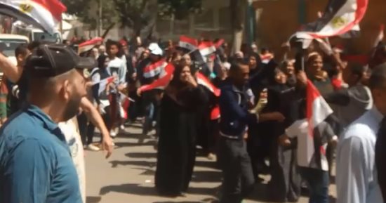 عمال شركة الكهرباء يحتفلون بعد الإدلاء بأصواتهم