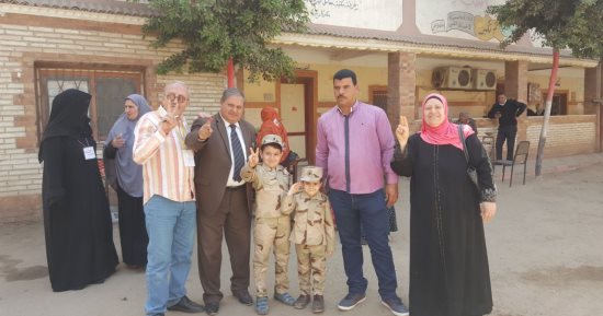 صور.. أطفال يشاركون ذويهم فى الانتخابات بالزى العسكرى وأعلام مصر بالغربية