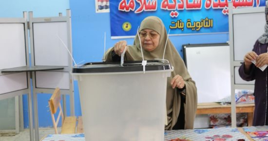 صور .. إقبال السيدات فى السويس اليوم الثانى على الانتخابات