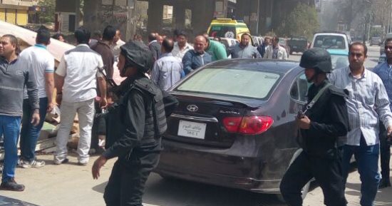 صور.. سقوط سيارة نقل من أعلى محور المريوطية بعد اصطدامها بسيارتين