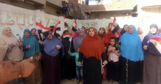 صور.. اقبال المواطنين على اللجان للإدلاء بأصواتهم فى مدينة السنطة بالغربية