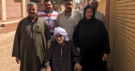 مسن تسعينى يحرص على المشاركة فى الانتخابات بالشرقية