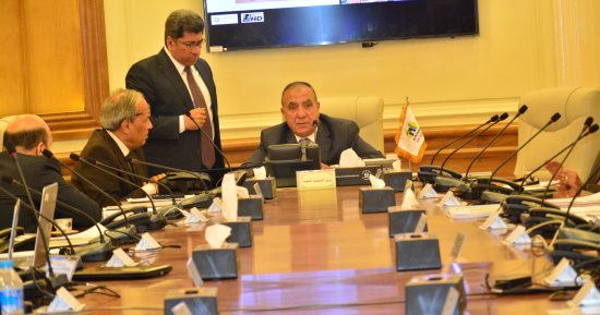 وزير التنمية المحلية يتفقد غرفة عمليات الوزارة لمتابعة سير الانتخابات 