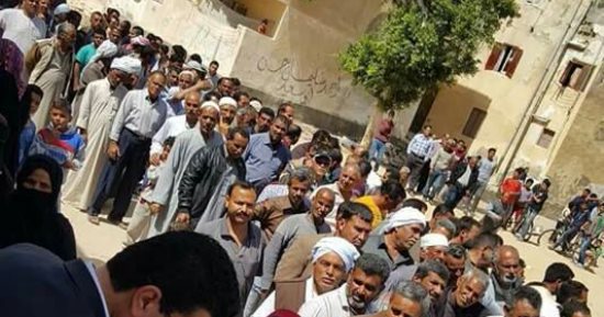أهالى العريش يحتشدون أمام اللجان للإدلاء بأصواتهم فى انتخابات الرئاسة