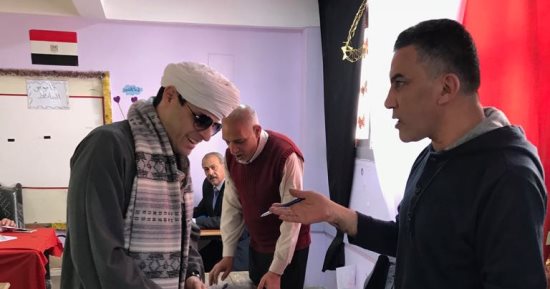 صور.. المنشد محمود ياسين التهامى يدلى بصوته فى انتخابات الرئاسة بالدراسة