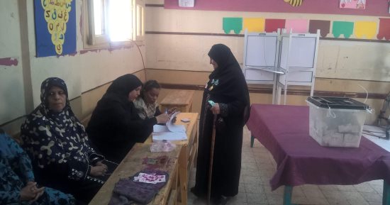 صور.. الأم المثالية بقنا عقب الإدلاء بصوتها: "أقوم بواجبى تجاه بلدى"