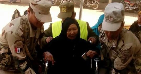 صور.. أهالى قرية طهواى بالمنوفية يدلون بأصواتهم والجنود يحملون كبار السن