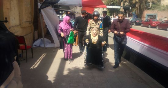 صور.. الجيش والشرطة يساعدون كبار السن على التصويت الانتخابات بالسيدة زينب