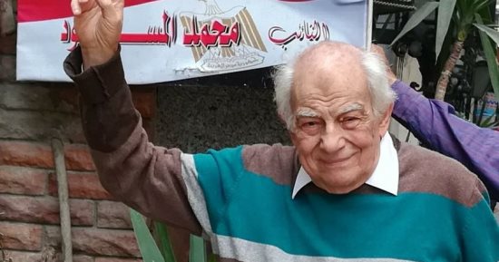 الفنان رشوان توفيق يدلى بصوته فى الانتخابات ويلتقط صورا مع رجال الشرطة