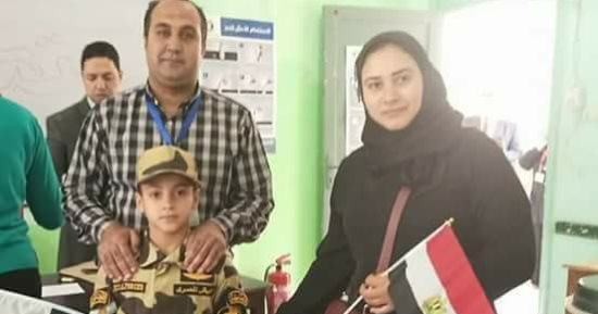 صور.. ابن الشهيد منسى بالزى العسكرى مع والدته فى لجنة الشرقية 