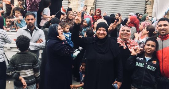 صور.. أهالى المرج يحتفلون بالعرس الديمقراطى أمام اللجان الانتخابية