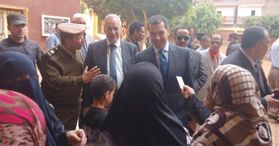 محافظ أسيوط ومدير الأمن يتفقدان لجنة مدرسة منقباد الثانوية