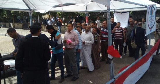 الانتخابات الرئاسية 2024.. الإفتاء: الممتنع عن أداء صوته الانتخابي آثمٌ شرعًا.. مثله من يدفع صاحب الشهادة إلى مخالفة ضميره.. من ينتحل اسمًا غير اسمه ويدلى بصوته بدل صاحب الاسم الأصلى غشاش ومزور ويعاقب شرعًا